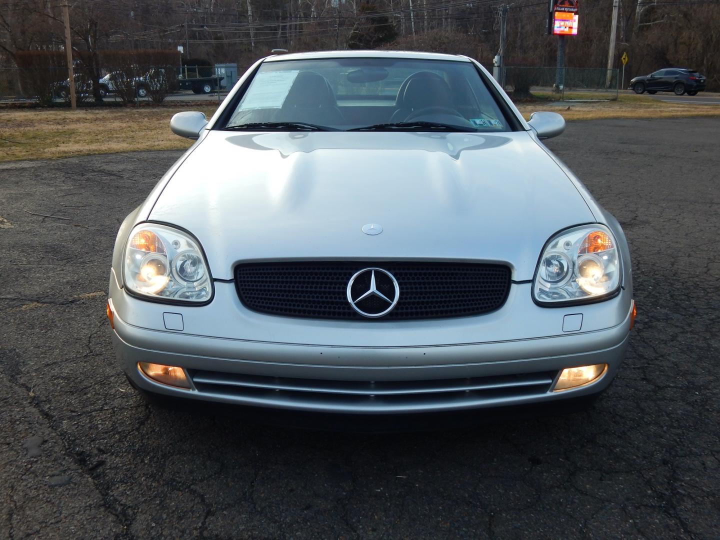 2000 Silver /Black Leather Mercedes-Benz SLK SLK230 (WDBKK47F2YF) with an 2.3L 4 cylinder supercharged engine, Automatic transmission, located at 6528 Lower York Road, New Hope, PA, 18938, (215) 862-9555, 40.358707, -74.977882 - Here we have a Mercedes SLK320 with a 2.3L 4 cylinder supercharged engine putting power to the rear wheels via an automatic transmission. Options include: black leather seats, power windows/locks/mirrors, Alpine head unit, heat/AC, tilt steering wheel, convertible hard top, cruise control, 16inch al - Photo#7